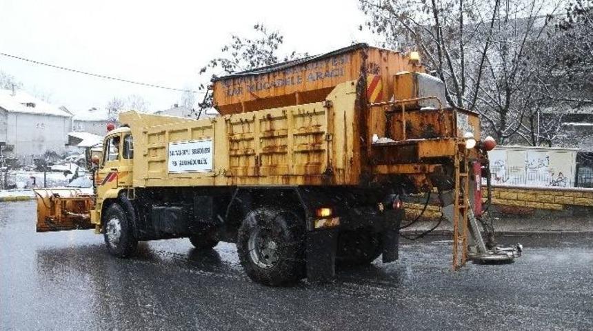 Sultanbeyli Belediyesi Karla M&uuml;cadele Ediyor