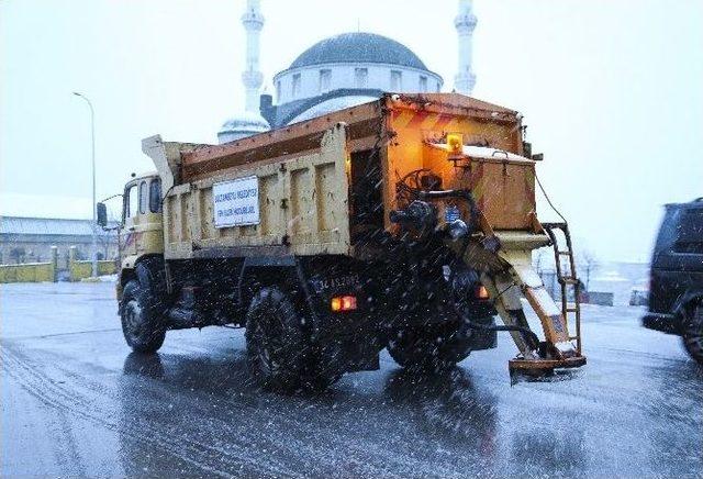 Sultanbeyli Belediyesi Karla Mücadele Ediyor