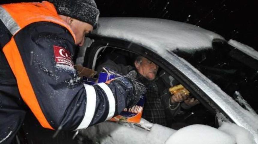 K&uuml;tahya'da Yolda Mahsur Kalanlara Afad Yiyecek Dağıttı