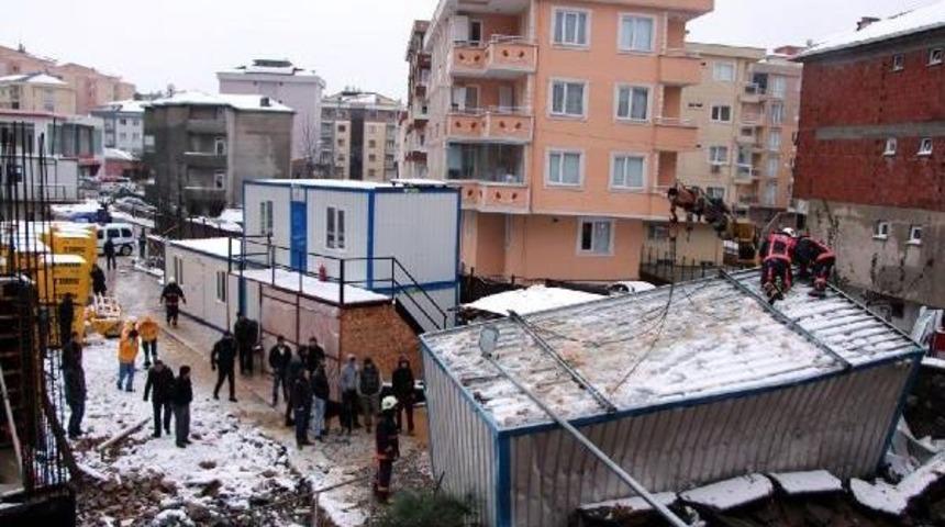 Toprak Kayması Sonucu Konteyner Devrildi, 1 İş&ccedil;i &Ouml;l&uuml;