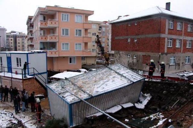 Toprak Kayması Sonucu Konteyner Devrildi, 1 İşçi Ölü