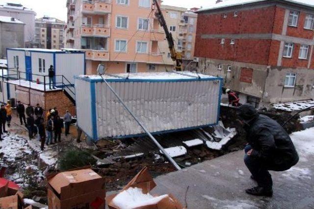 Toprak Kayması Sonucu Konteyner Devrildi, 1 İşçi Ölü