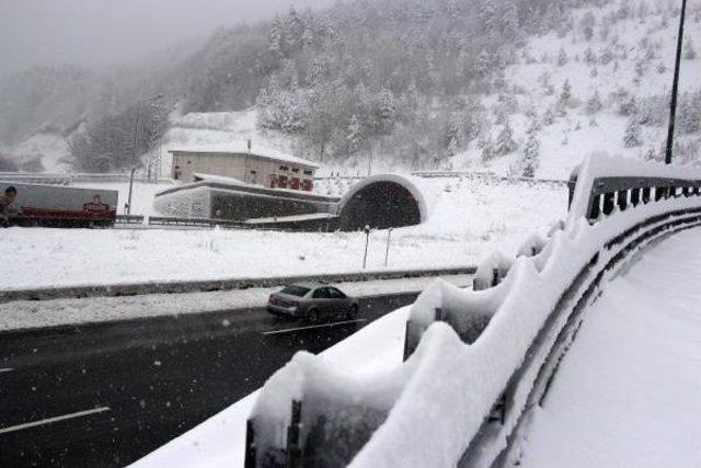 Kar, Bolu Ve Düzce'de Köy Yollarını Ulaşıma Kapadı