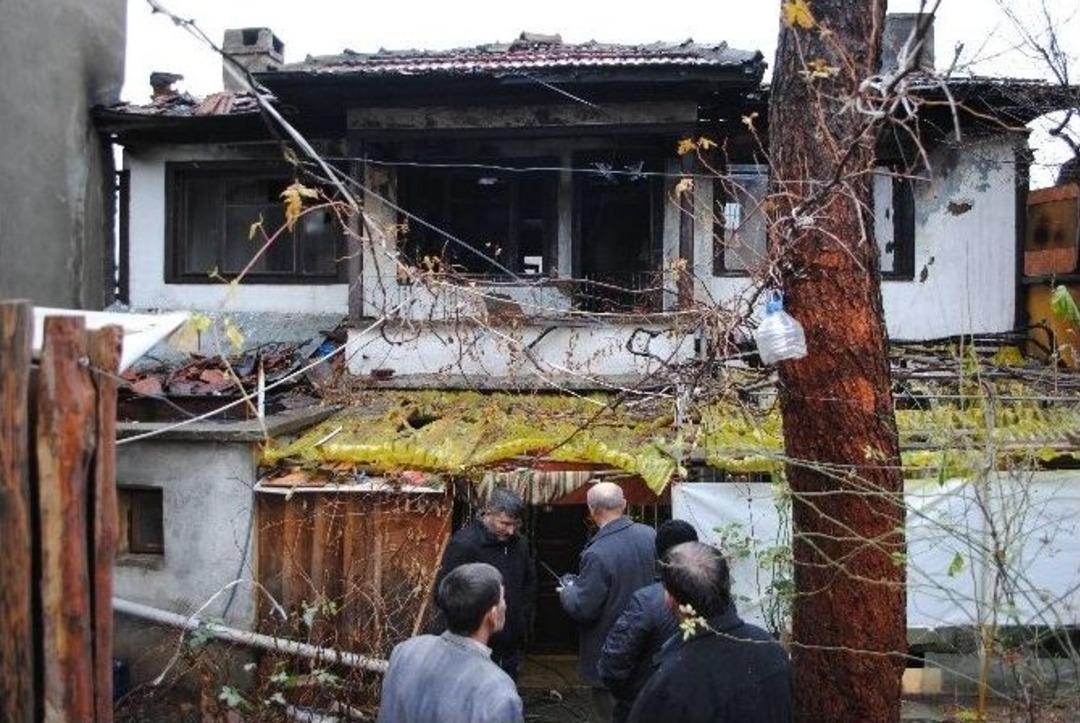 Yanan Evdeki Baba-kızı İtfaiyeci Muhtar Kurtardı