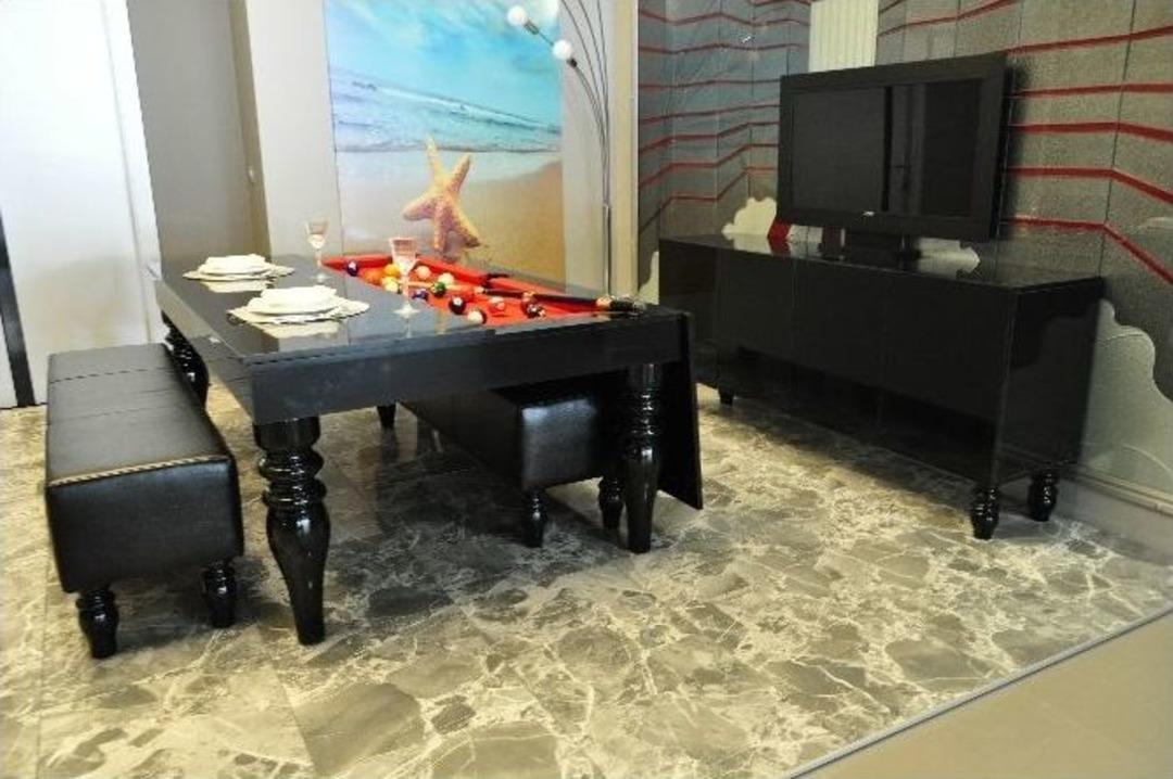 Bu Yemek Masası, Bilardo Masasına D&ouml;n&uuml;ş&uuml;yor