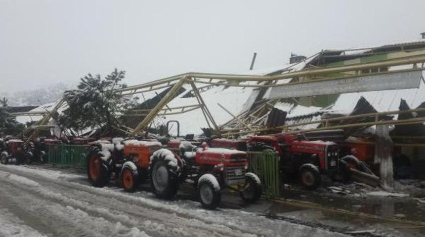 Kırkağa&ccedil;'ta Galericiler Sitesi Kardan &Ccedil;&ouml;kt&uuml;, Trakt&ouml;rler Hasar G&ouml;rd&uuml;