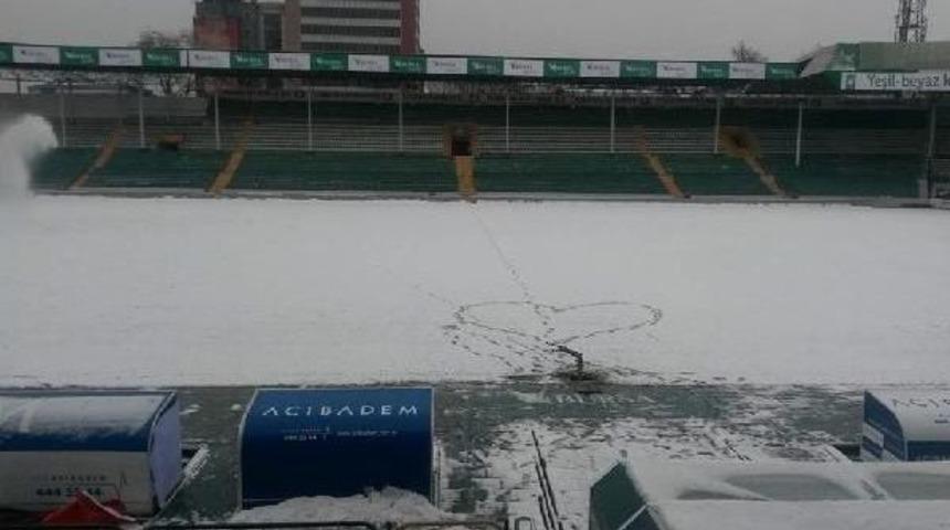Bursa Atat&uuml;rk Stadı Kardan Temizleniyor