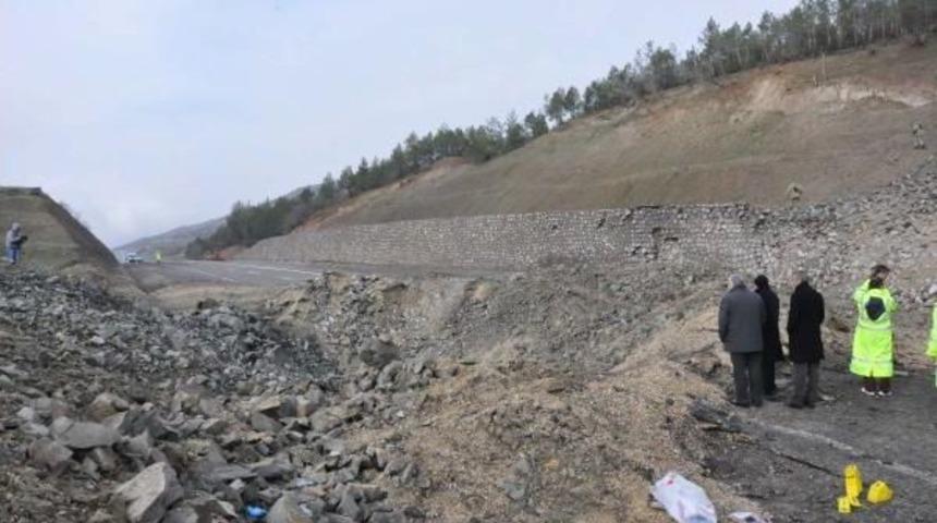 M&uuml;himmat Y&uuml;kl&uuml; Kamyon Patladı, Yol Havaya U&ccedil;tu