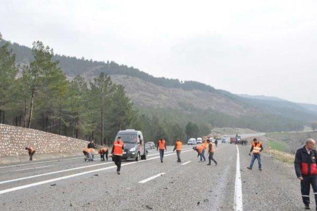 Mühimmat Yüklü Kamyon Patladı, Yol Havaya Uçtu