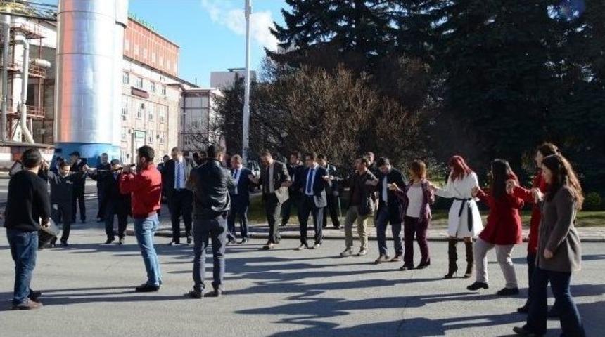 Kayseri Şeker&rsquo;de Faiz Y&uuml;k&uuml;nden Kurtuluş Davul Zurna Eşliğinde Halaylar &Ccedil;ekilerek Kutlandı