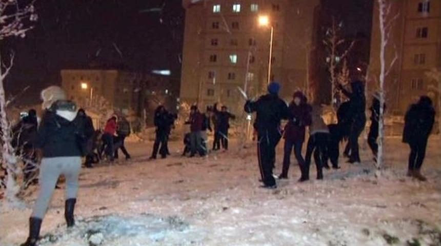 Kocaeli&rsquo;de &Uuml;niversite &Ouml;ğrencilerinin Kartopu Keyfi