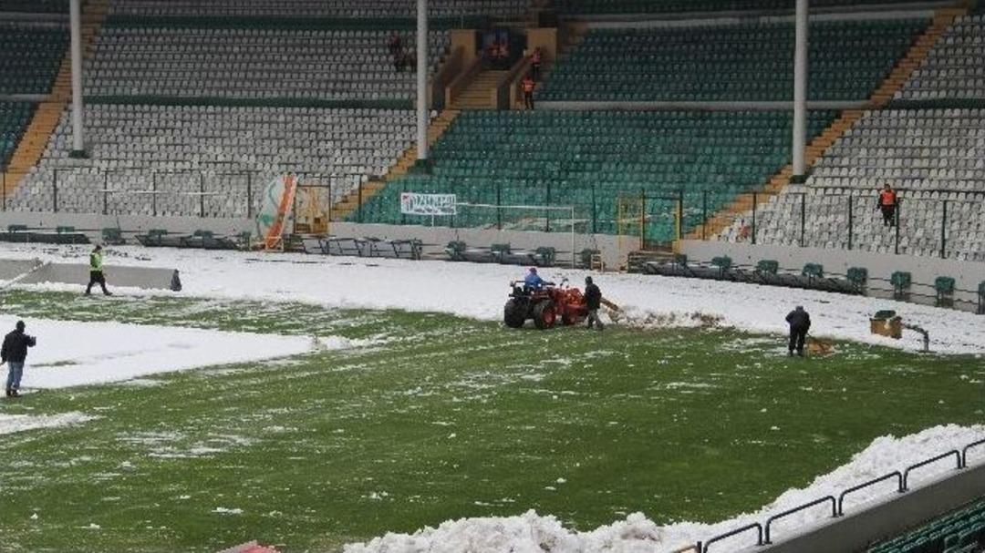 Bursa Atat&uuml;rk Stadı&rsquo;nda Kar Temizliği