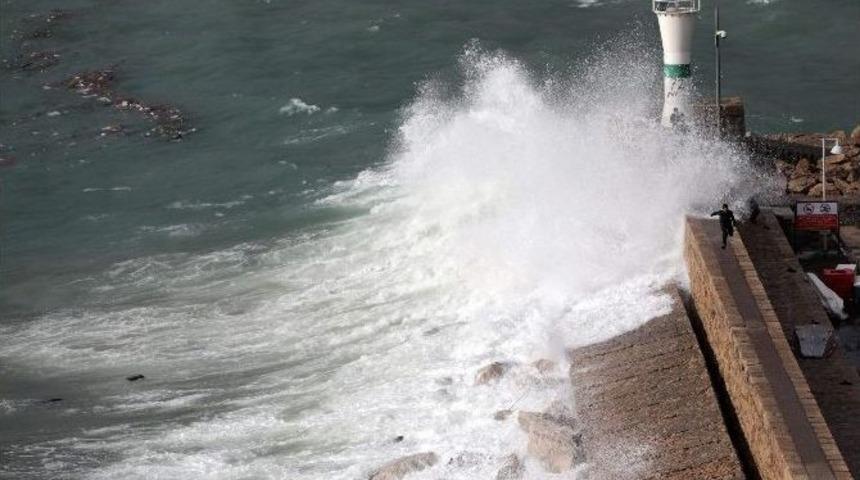 Dalgakıran &Uuml;zerinde &Ouml;l&uuml;mden D&ouml;nd&uuml;ler