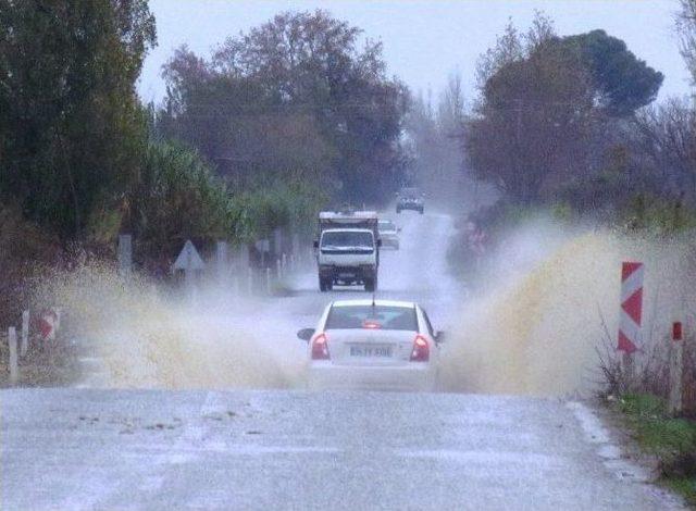 İzmir’de Yollar Göle Döndü