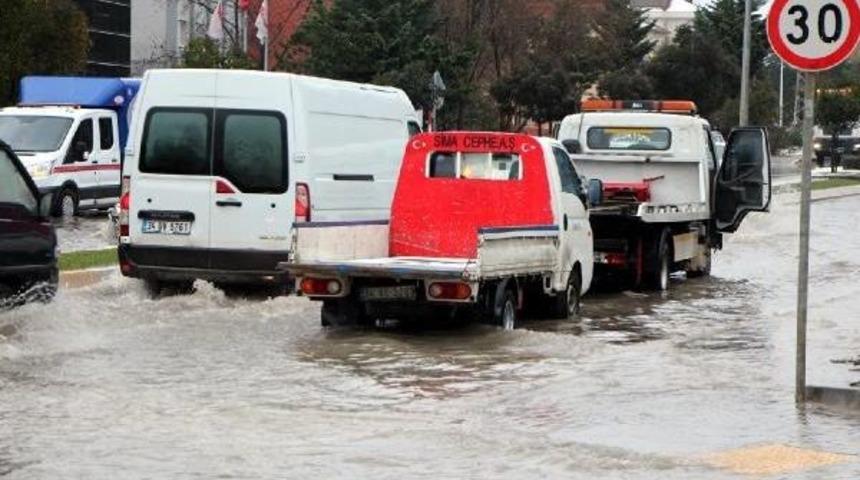 Tıkanan Mazgal Yolu G&ouml;le &Ccedil;evirdi