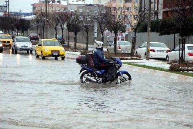 Tıkanan Mazgal Yolu Göle Çevirdi