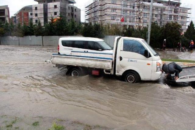 Tıkanan Mazgal Yolu Göle Çevirdi