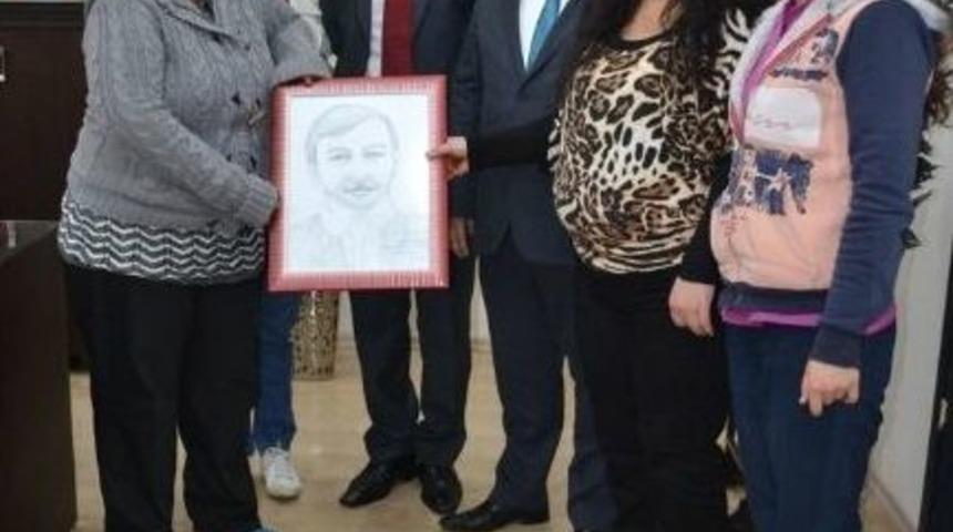 Engelli Gen&ccedil; Kız, Kara Kalemle Kaymakam G&uuml;ven&rsquo;i &Ccedil;izdi