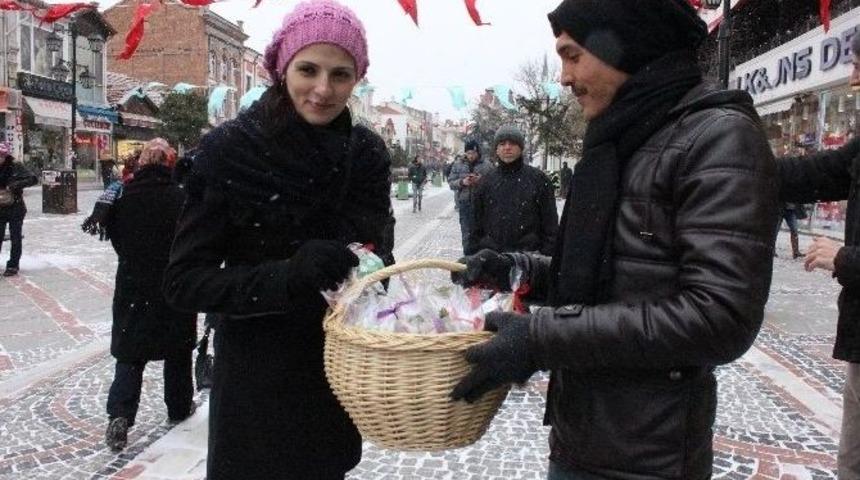 Edirne G&ouml;n&uuml;ll&uuml;leri&rsquo;nden Yeni Yıl Kurabiyesi İkramı