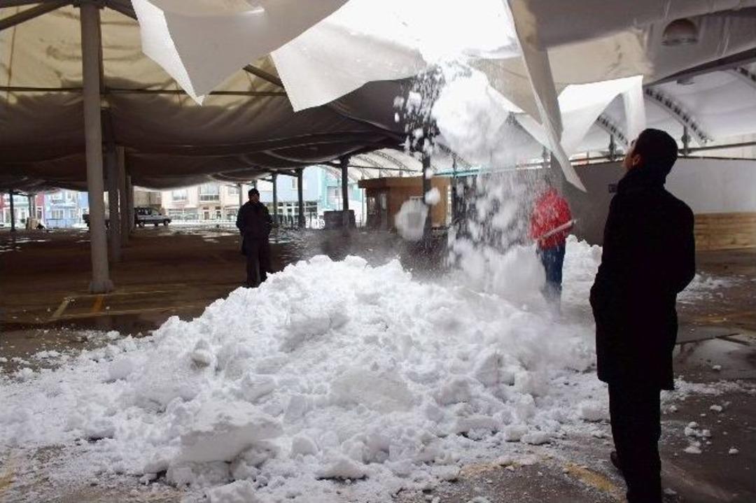 Kapalı Pazar Yerinin &Ccedil;atısı &Ccedil;&ouml;kt&uuml;