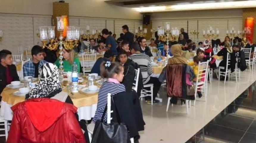 Kimsesiz Çocuklara Doğum Günü Ve Yılbaşı Kutlaması