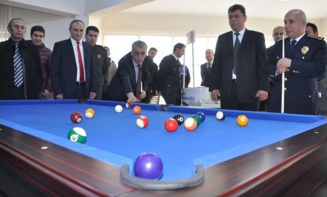 Protokol Mensupları Polis Merkezinde Bilardo Oynadı