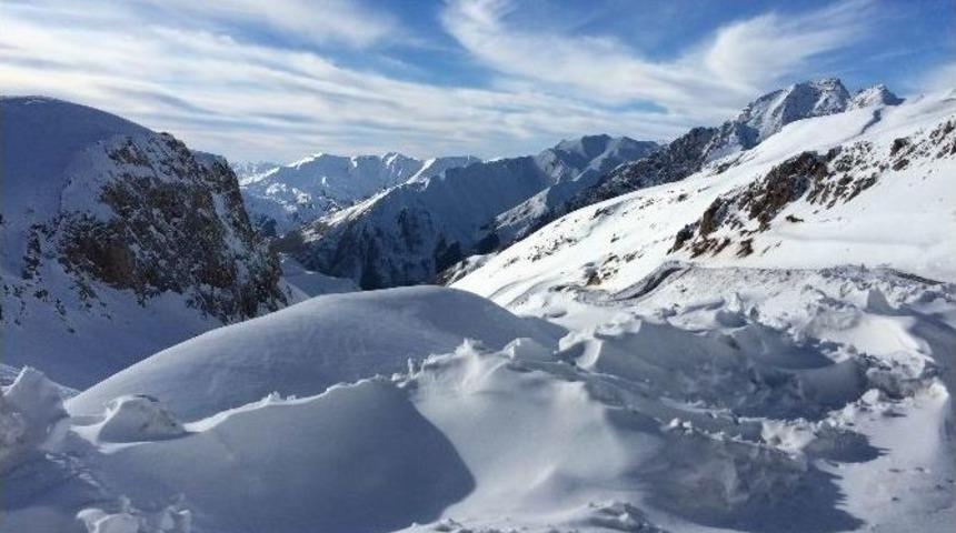 Van- Bah&ccedil;esaray Yolu İlk Kez Bu Mevsimde A&ccedil;ık