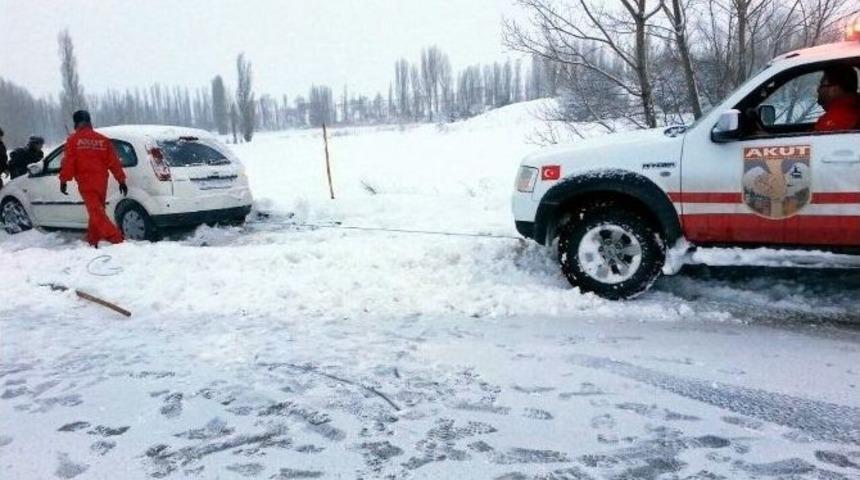 Akut&rsquo;tan Karda Mahsur Kalanlara Yardım