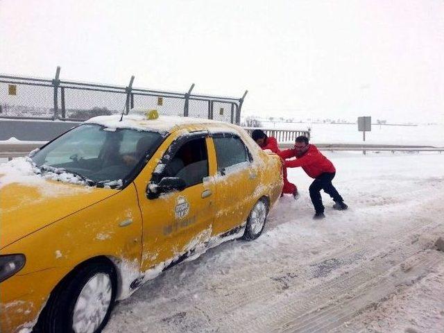 Akut’tan Karda Mahsur Kalanlara Yardım