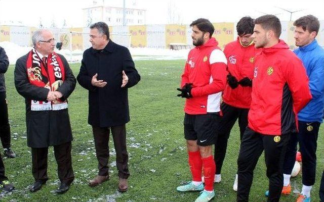 Vali Tuna’dan, Eskişehirspor’a Yılbaşı Ziyareti