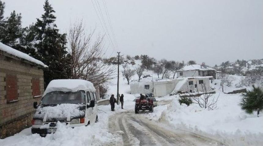 Saruhanlı&rsquo;da Karla M&uuml;cadele &Ccedil;alışmaları S&uuml;r&uuml;yor