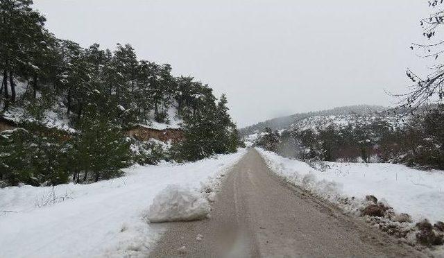 Saruhanlı’da Karla Mücadele Çalışmaları Sürüyor