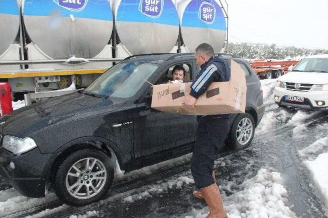 Akhisar Belediyesinden Yolda Kalanlara Kumanya