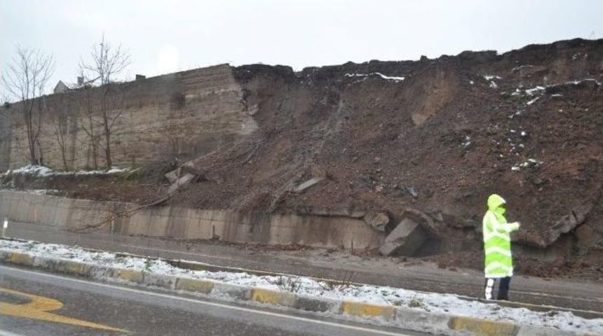 İstinat Duvarı &Ccedil;&ouml;k&uuml;nce Yol Ulaşıma Kapandı