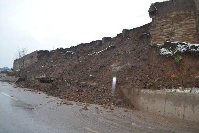 İstinat Duvarı Çökünce Yol Ulaşıma Kapandı