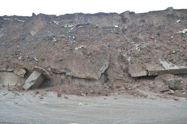 İstinat Duvarı Çökünce Yol Ulaşıma Kapandı