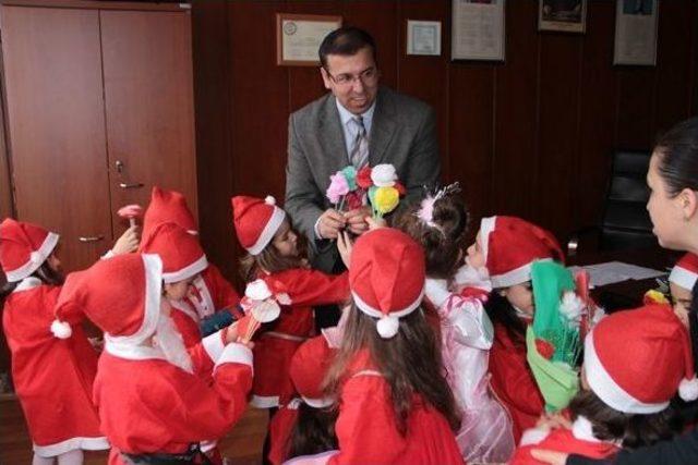 Ardahan’da Hediyeler Minik Noel Babalardan