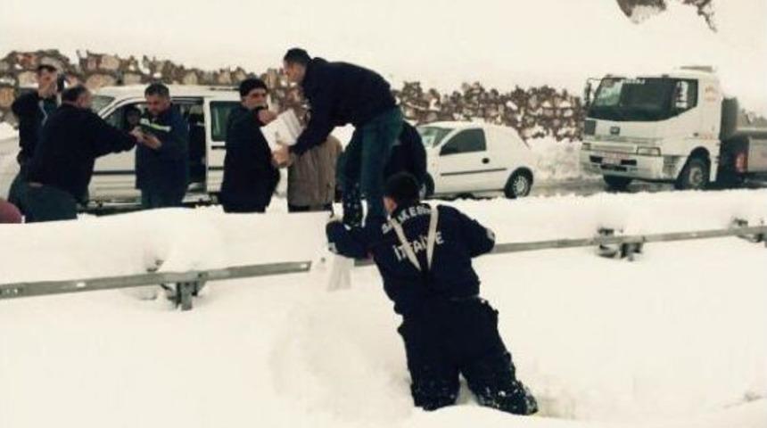 Kar Yolları Kapattı, Binlerce S&uuml;r&uuml;c&uuml; Mahsur Kaldı (4)