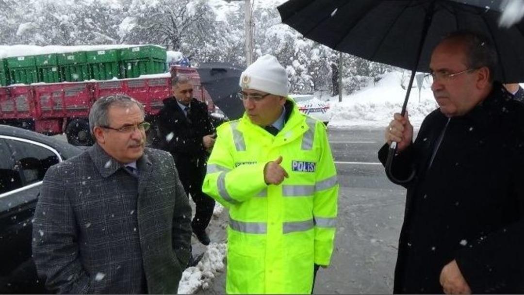 Bilecik Valisi Nayir Ara Ara Kapanan Bilecik-boz&uuml;y&uuml;k Karayolunda İnceleme Yaptı