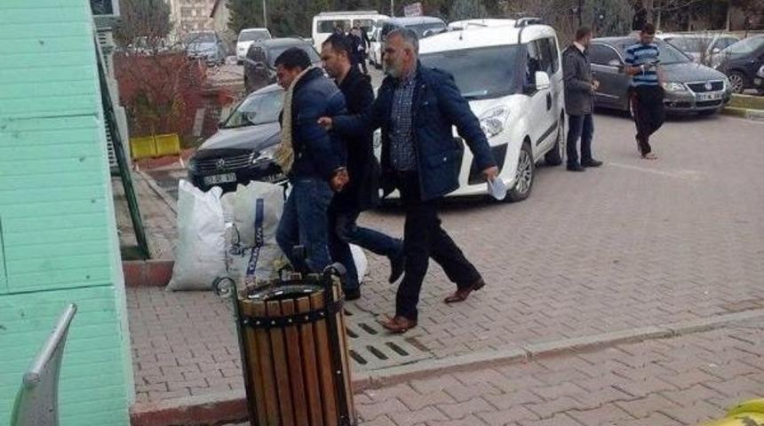 Elazığ'da 'berkin Elvan' Pankartı A&ccedil;an 7 Liseli G&ouml;zaltına Alındı