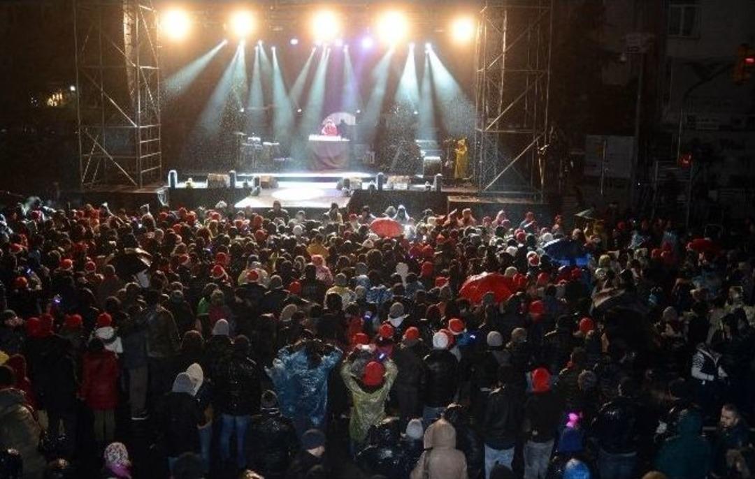 Beşiktaş&rsquo;ta Yağmur Altında Coştular