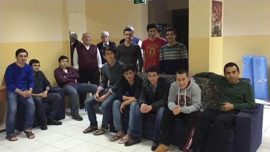 Yolda Mahsur Kalan Vatandaşlar Okul Ve Yurtlara Yerleştirildi