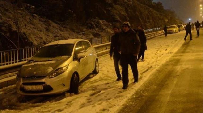 İzmit'te Yoğun Kar Yağışı Ulaşımı Aksattı