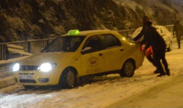 İzmit'te Yoğun Kar Yağışı Ulaşımı Aksattı