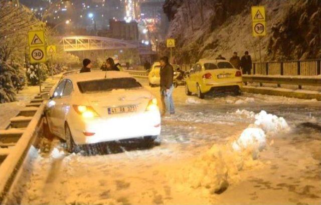 İzmit'te Yoğun Kar Yağışı Ulaşımı Aksattı