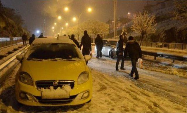 İzmit'te Yoğun Kar Yağışı Ulaşımı Aksattı