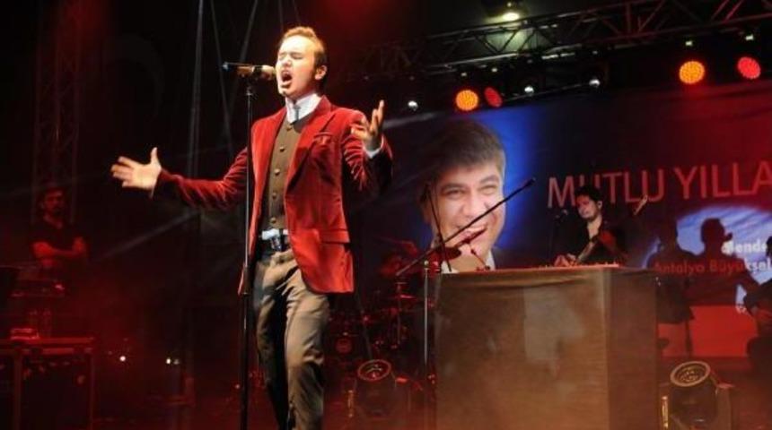 Antalya&rsquo;Daki Kutlamalara Yağmur Engel Olamadı