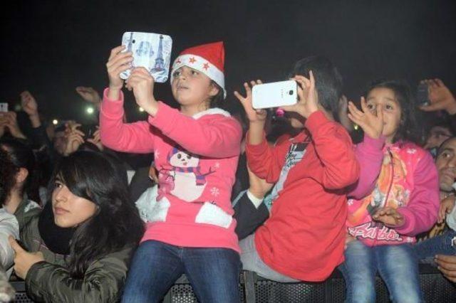 Antalya&rsquo;Daki Kutlamalara Yağmur Engel Olamadı 1