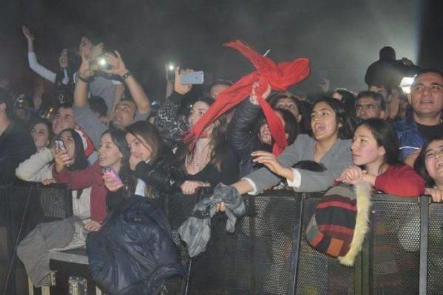 Antalya&rsquo;Daki Kutlamalara Yağmur Engel Olamadı 2