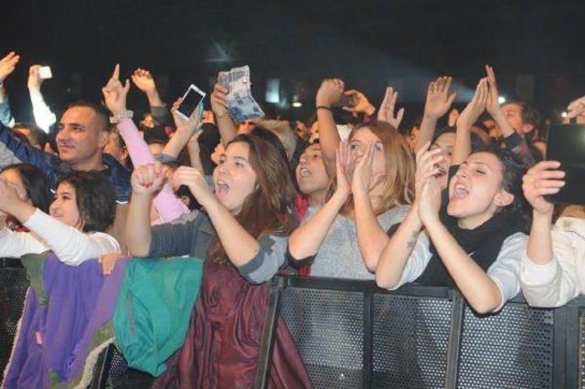 Antalya&rsquo;Daki Kutlamalara Yağmur Engel Olamadı 3